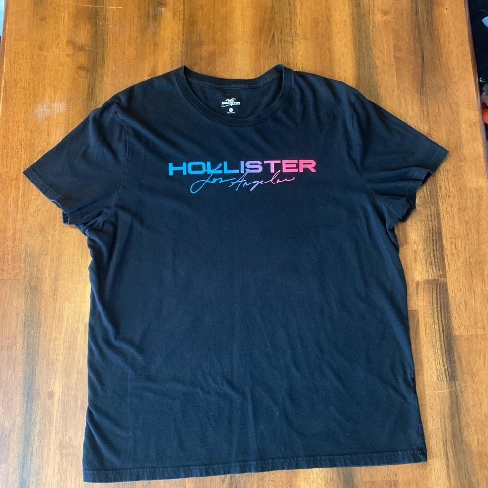 Hollister Men’s Tee XL Black w/ Blue Pink Design Crew Neck Short Sleeve Soft
